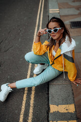 fotografia de uma linda mulher feliz na cidade