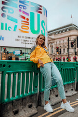 fotografia de uma linda mulher feliz na cidade