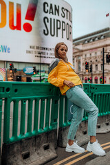 fotografia de uma linda mulher feliz na cidade