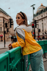 fotografia de uma linda mulher feliz na cidade