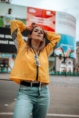 fotografia de uma linda mulher feliz na cidade