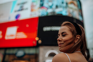 fotografia de uma linda mulher feliz na cidade