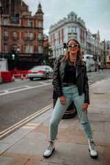 fotografia de uma linda mulher feliz na cidade