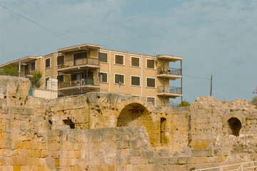 Fototapeta premium Teatro Romano Tarragona alineado con edificio