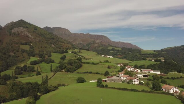 Pays basque, montagne en drone, l'été