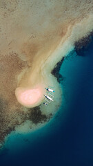 Sand bar, piaszczysta bezludna wyspa, w okół rafa koralowa i piękny ocean. - obrazy, fototapety, plakaty