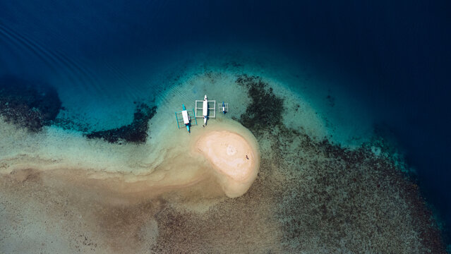Sand bar, piaszczysta bezludna wyspa, w ok&oacute;ł rafa koralowa i piękny ocean.