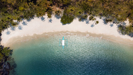 Łódź na tle turkusowej wody, piękna rajska wyspa, niesamowity letni krajobraz z plażą i palmami, ujęcie z drona. - obrazy, fototapety, plakaty