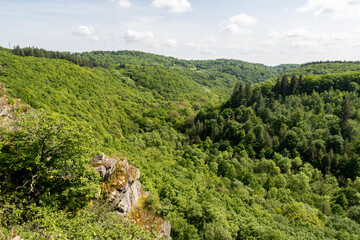 Vue sur la vallée du Rouvre depuis la roche d'Oëtre, en Suisse Normande - obrazy, fototapety, plakaty