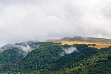 Le puy Violent (1592 m) dans la brume estivale