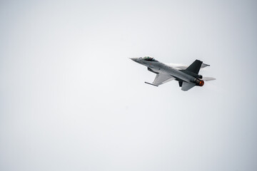 f-16 fighter jet