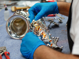 mounting the keys of a saxophone