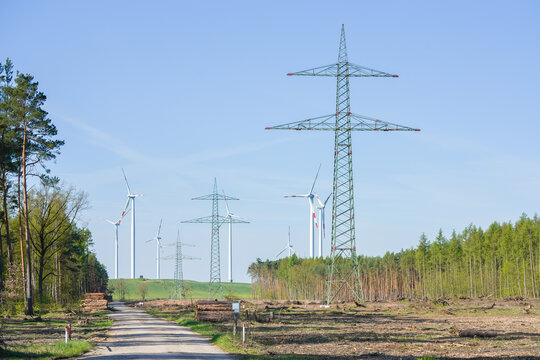 Neue Stomtrasse mit Strommasten an einem Windpark