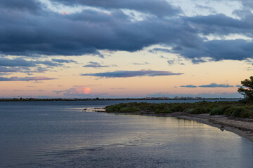 Silhouette d'un h&eacute;ron au bord de l'Etang d'Ingril au coucher du soleil