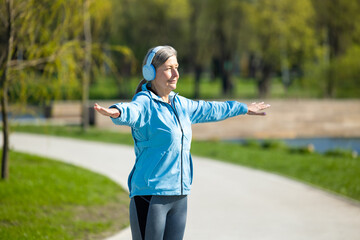 Mid aged woman in sportwear exercising in the park