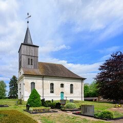 Die denkmalgeschützte Dorfkirche Schlunkendorf mit ihrem holzverkleideten Westturm