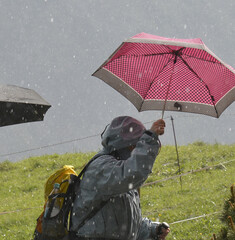 wanderer im kleinwalsertal