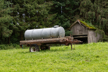 Wasserwagen auf Weide