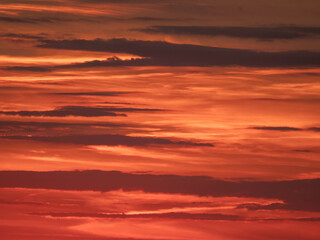 roter Himmel im Sonnenuntergang mit dramatischen Wolken