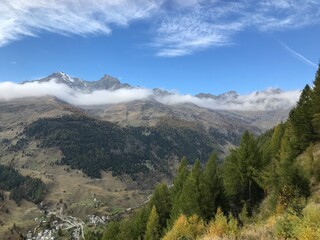 Fototapeta na wymiar Beautiful view over the Italian alps