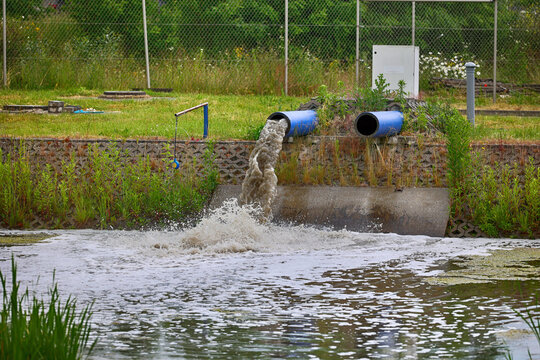 Brudna zanieczyszczona woda wypływa z rury. Ścieki. 