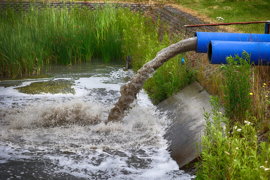 Brudna zanieczyszczona woda wypływa z rury. Ścieki. 
