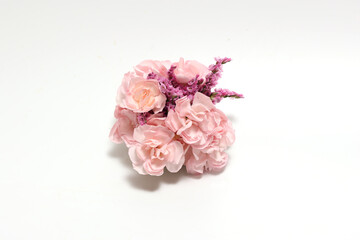 白背景のスターチスとカーネーションの花束