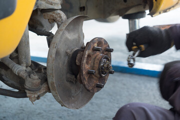 Remove the old disc brakes to replace them with new ones.
