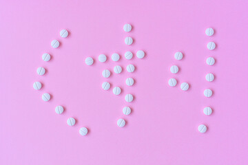 ピンクの背景と白い錠剤と薬のボトル