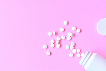 ピンクの背景と白い錠剤と薬のボトル - obrazy, fototapety, plakaty