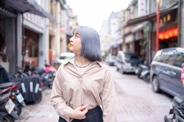 台湾人女性が台北の迪化街を観光する風景 A Taiwanese woman sightseeing in Taipei's...