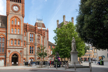 Reading Town Hall and statue of Queen Victoria