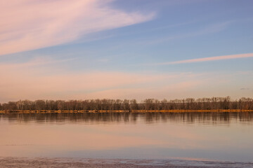 Obraz premium Beautiful Sunset at Ottawa river in the winter