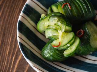 きゅうりのピリ辛な漬物。新鮮な野菜を使った和食。