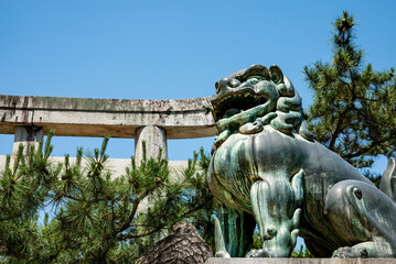 石の鳥居の前に神前を守護する狛犬がお出迎する風景