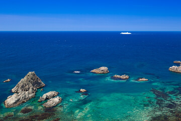 島武意海岸の海とフェリー