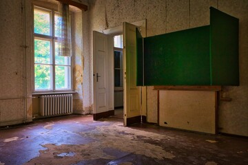 Schule - Tafel - Vintage - Nostalgisch - Verlassener Ort - Urbex / Urbexing - Lostplace - Artwork -...
