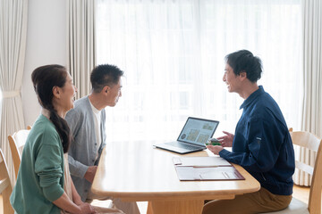 Fototapeta premium 営業マンとシニア夫婦