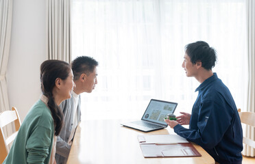 Fototapeta premium 営業マンとシニア夫婦