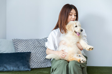 犬を抱く笑顔の女性　smiling woman holding a dog	