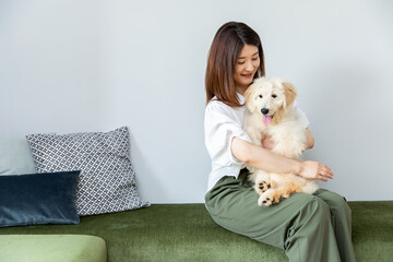 犬を抱く笑顔の女性　smiling woman holding a dog	