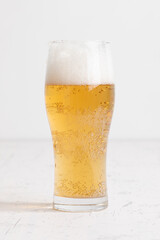 グラスに注がれるビール　beer being poured into a glass