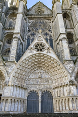 Obraz premium Bourges, medieval city in France, the Saint-Etienne cathedral, main entry with saints statues 