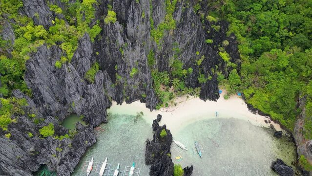 Bangka paraw outrigger canoes anchored at sandy beach el nido