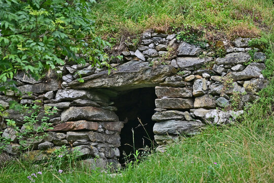 Antico crotto sul Sentiero trekking verso Civate, L'abbazia di San Pietro al Monte - Lecco