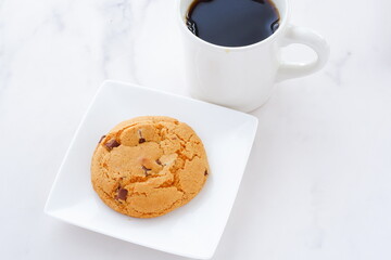 チョコレートがたっぷり入ったチョコチップクッキーとコーヒーでおやつの時間