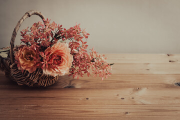 木製のテーブルに飾られた秋の植物の背景素材