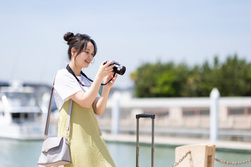 Obraz premium カメラを持つ女性