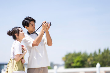 写真を撮る男女