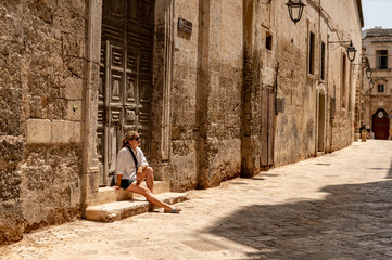 Fototapeta na wymiar Tourist sitting in old town of Monopoly - Italy 